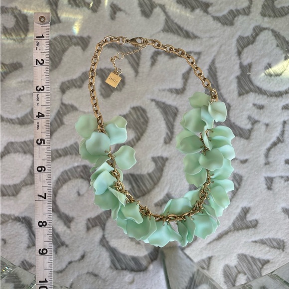 Jewelry - Mint Gold Statement Necklace
